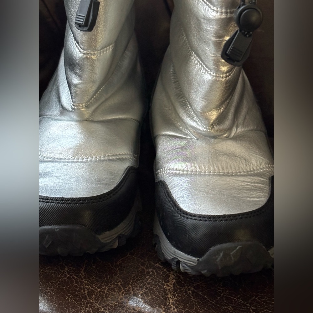 Lands’ End Girls Size 2 Silver Boots - Picture 3 of 8